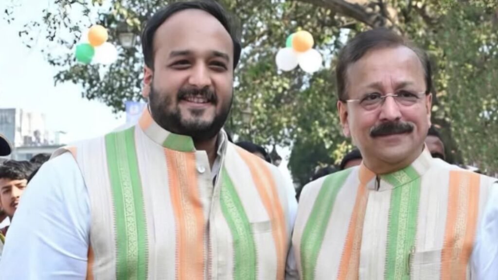 अपने बेटे जीशान सिद्दीकी के साथ बाबा सिद्दीकी (